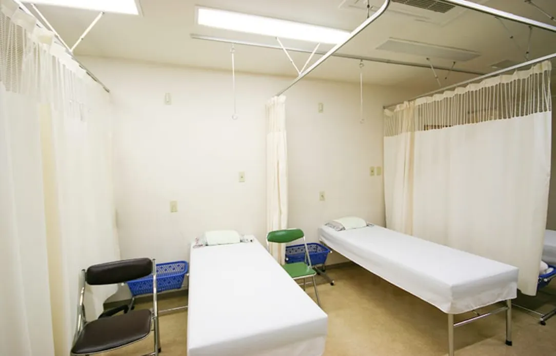 発熱患者用の別室を設けています